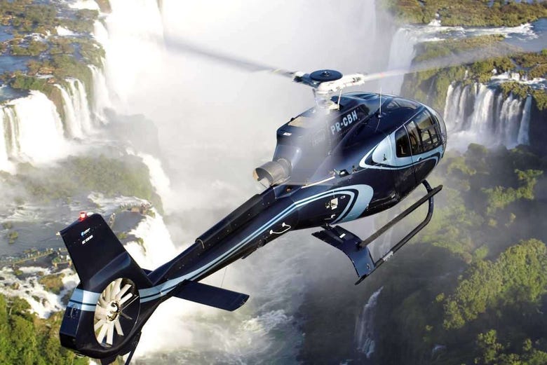 Helicóptero sobrevoando as cataratas