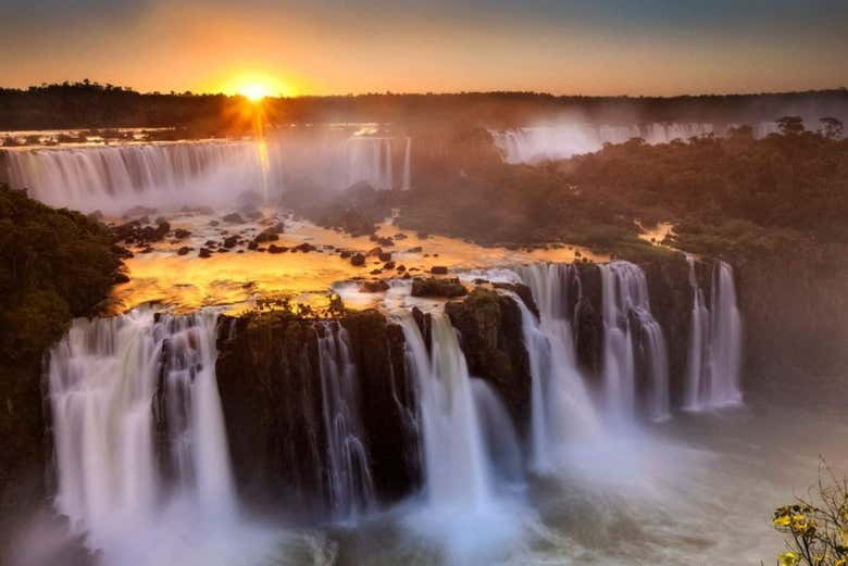 Puesta de sol en las Cataratas del Iguazú, lado brasileño