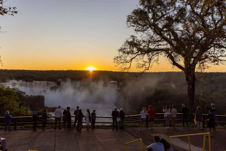 Contemplando el atardecer en el lado brasileño de las cataratas