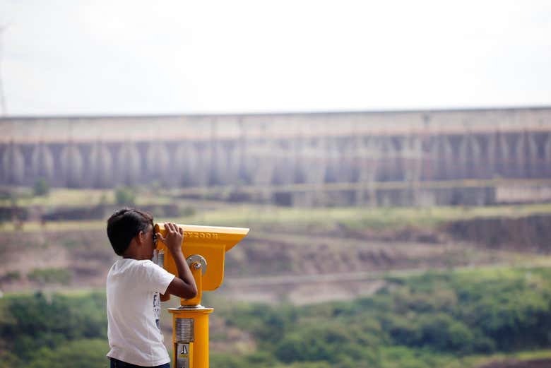 Observando a imensidão da represa