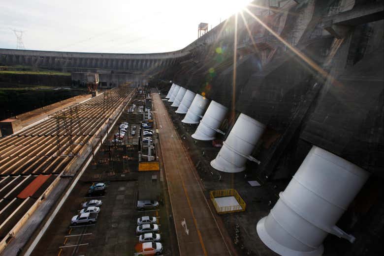 Canos da usina hidreléctrica de Itaipu