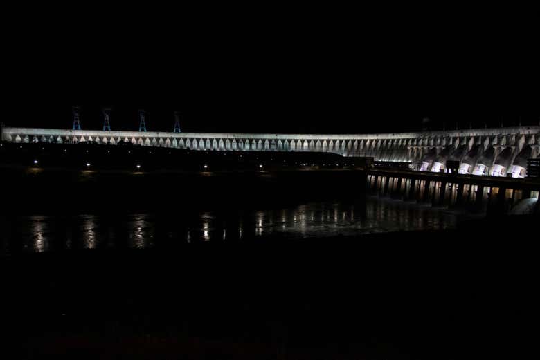 Espetáculo noturno de luzes na Itaipu