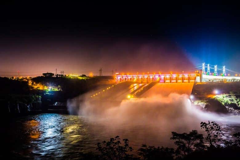 La presa de Itaipú iluminada