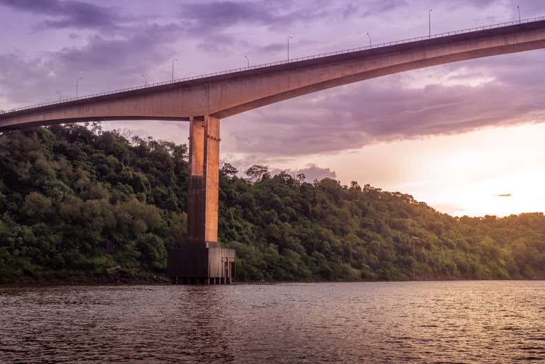 Passing under the Tancredo Neves Bridge