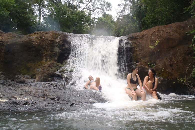 Relaxando em uma cascata