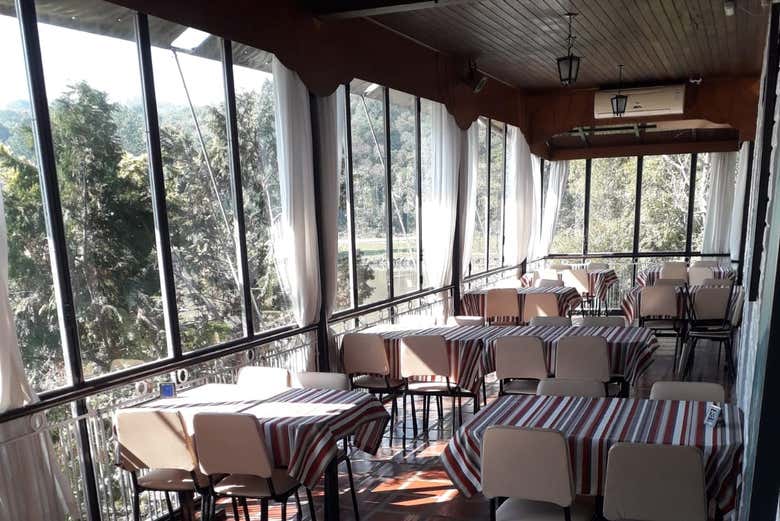 Você poderá ter vistas para o lago no restaurante
