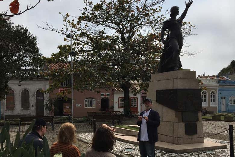 Grupo escutando as explicações do guia