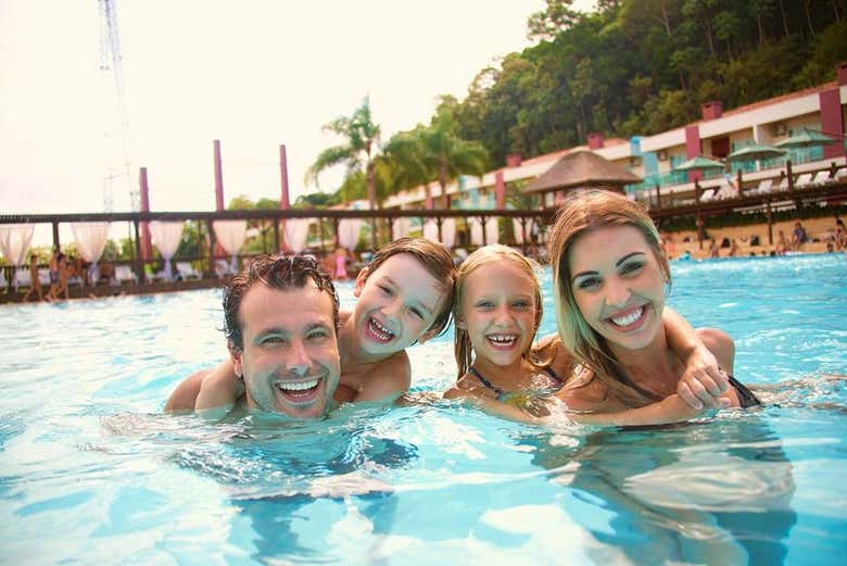 Diversão em família nas piscinas do parque