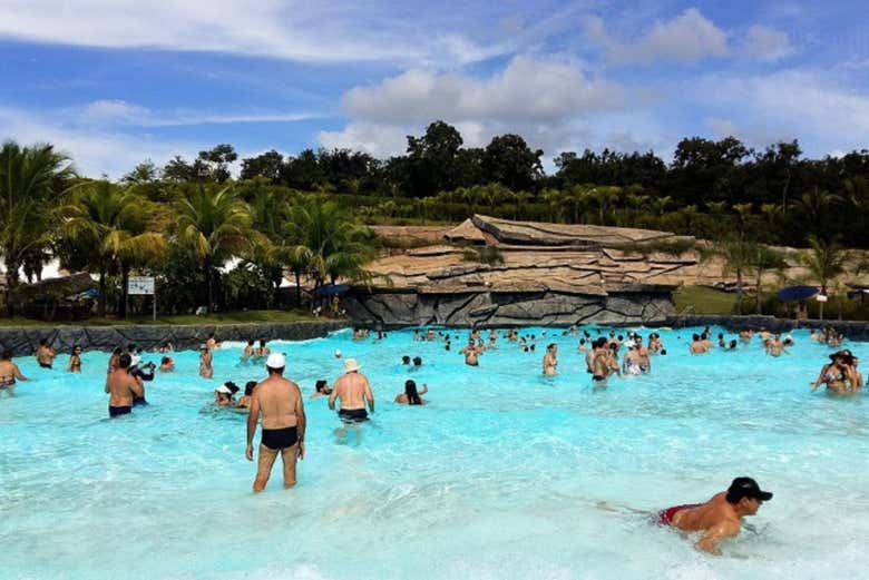 La piscina de olas en Hot Park