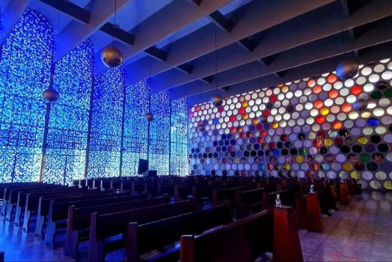 Admirando los colores de la basílica del Divino Padre Eterno
