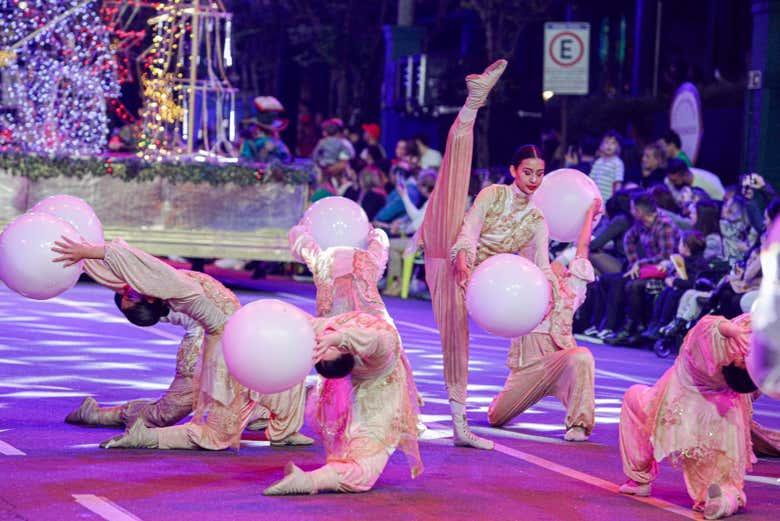 Un grupo de artistas durante el show