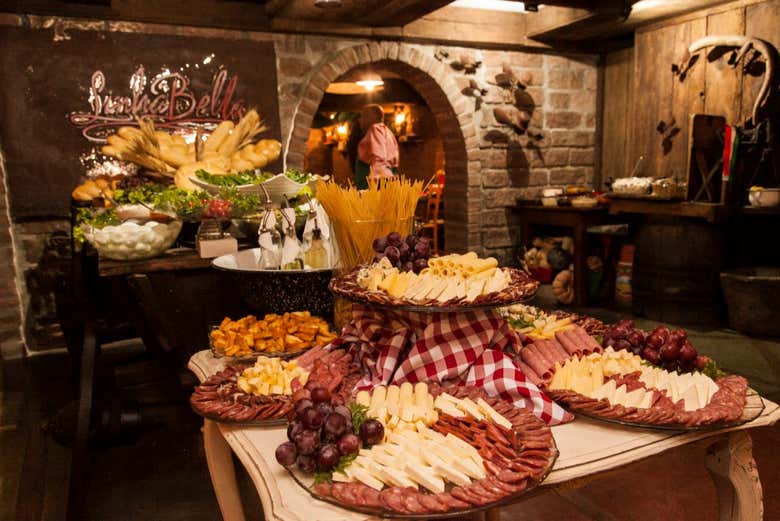 Los quesos y exquisitos embutidos en el buffet