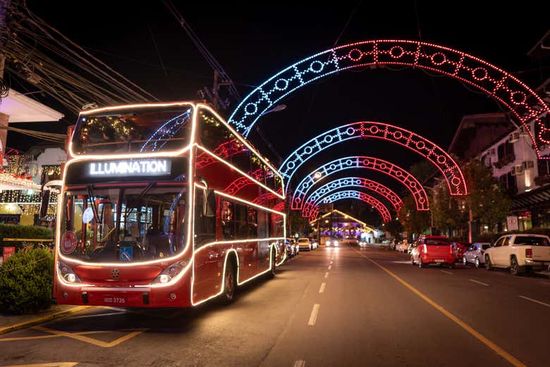 Avenidas decoradas con arcos de luces brillantes