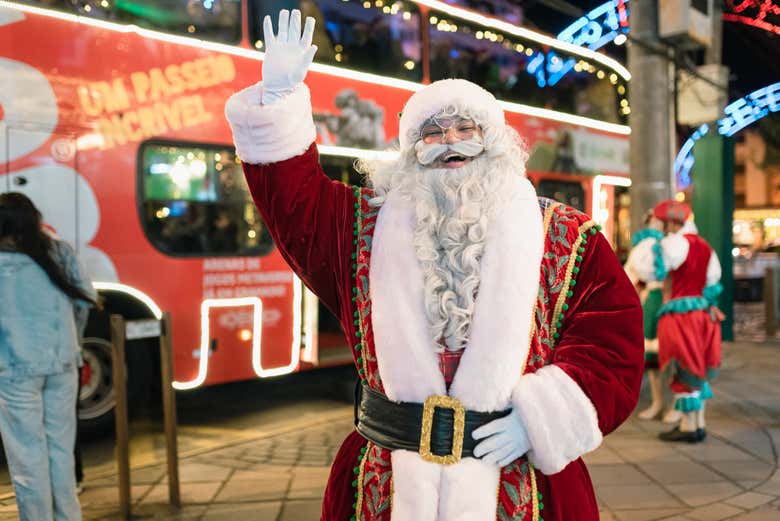 Saludad a Papá Noel antes de subir al autobús navideño