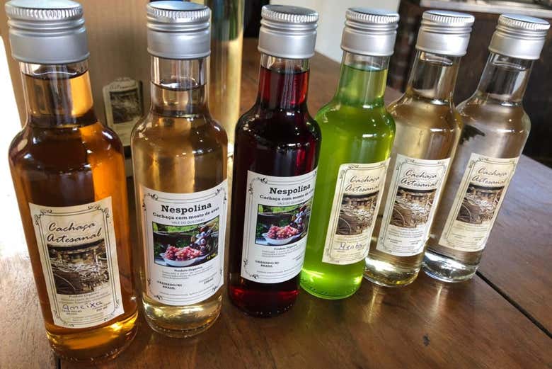 Vários tipos de cachaça de produção local