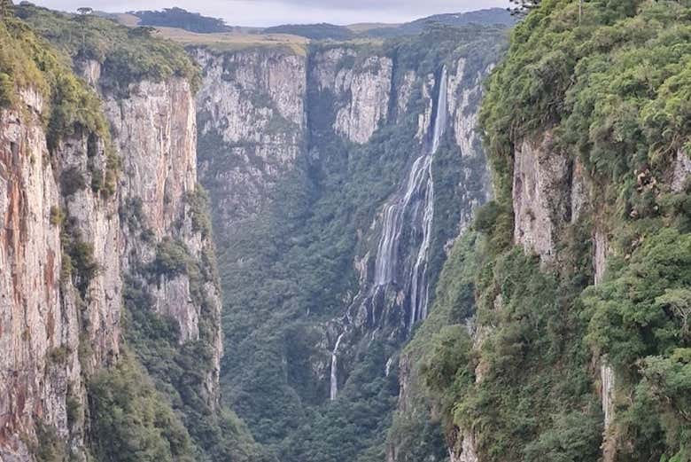 Paredes de basalto de 700 metros de altura