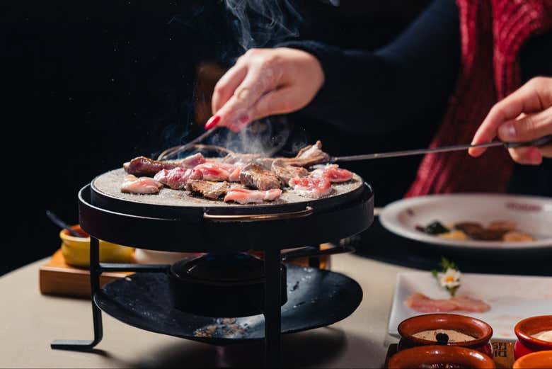 Carnes a la parrilla en la mesa