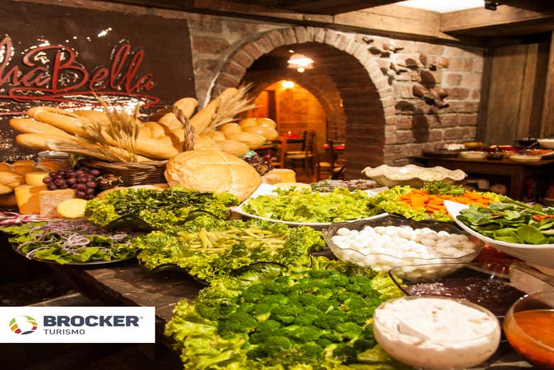 O jantar é típico italiano, com um vasto buffet
de saladas, pra