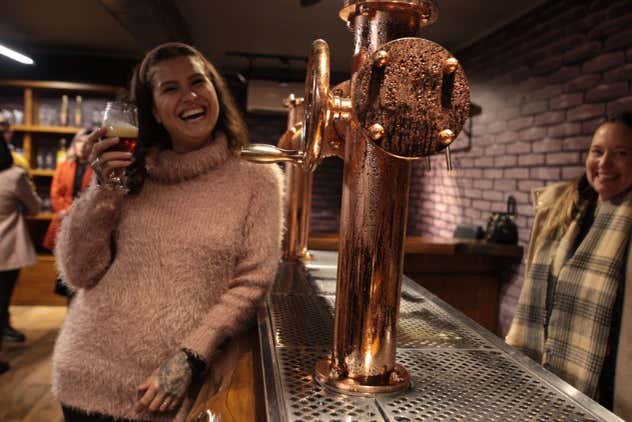 Aproveitando uma cerveja na Cervejaria Felsen