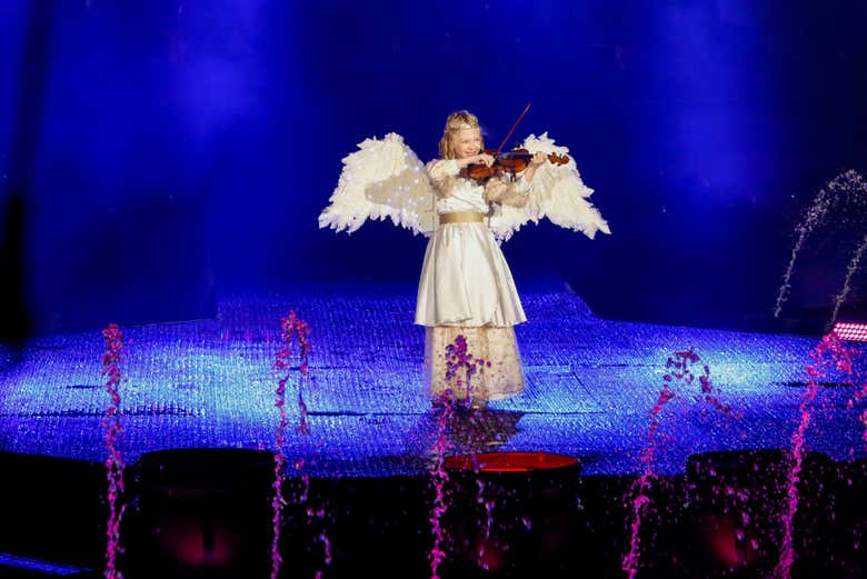 Una artista tocando el violín en el escenario de Nativitaten