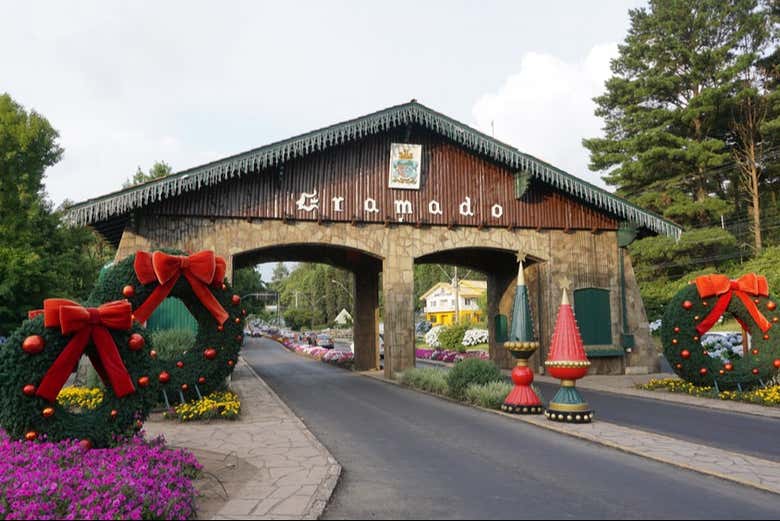 Pórtico de madeira na entrada da cidade de Gramado toda decorada