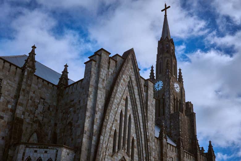 También veremos la fachada de la Catedral de Piedra