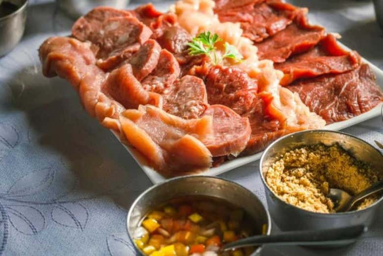 O fondue também inclui uma deliciosa seleção de carnes