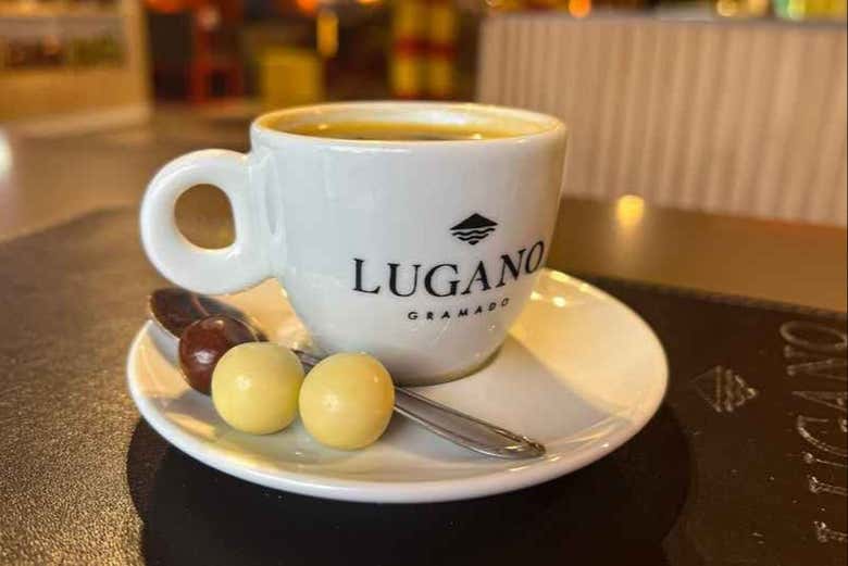 Momento para un café en la tienda Lugano