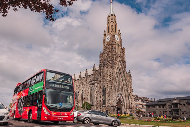 O ônibus passando pela Catedral de Pedra de Canela