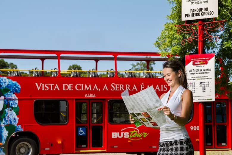 Conferindo as rotas do ônibus turístico