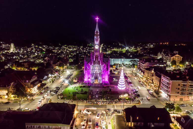 Panorámica de la Catedral de Canela durante la noche