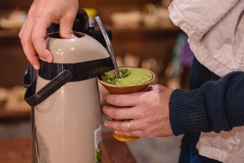 Preparando erva-mate