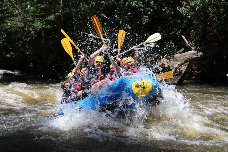 Disfrutando del descenso en balsa por el río Paranhana