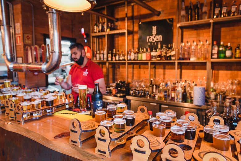 Diversos tipos de cerveja artesanal na Rasen