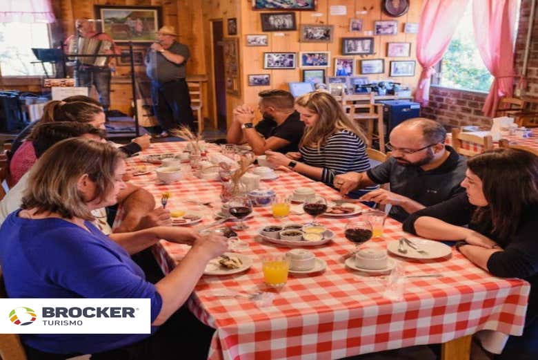A arquitetura típica, a hospitalidade e um delicioso café da col