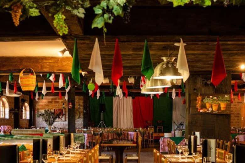 Restaurante decorado com símbolos italianos