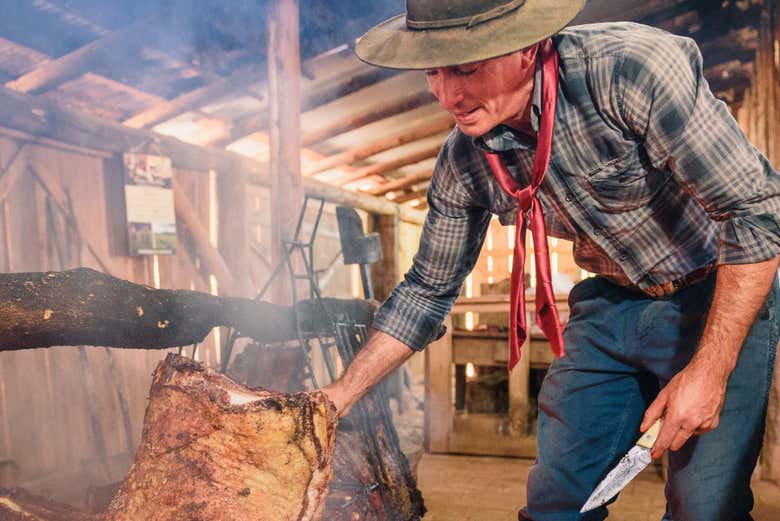 Você irá saborear o famoso costelão na vala, em um dos principai