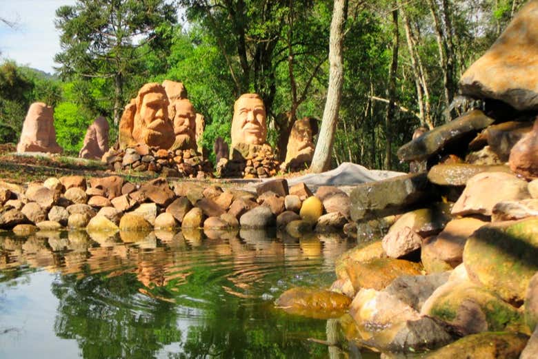 Esculturas do parque Pedras do Silêncio