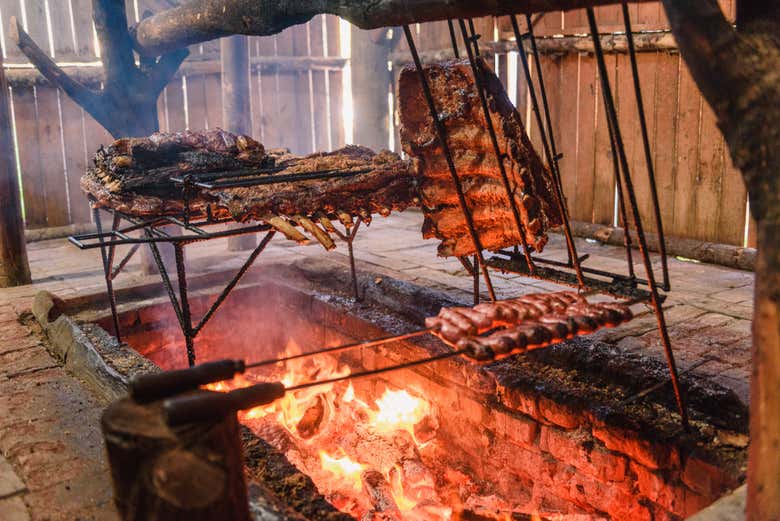 Você vai almoçar o prato costelão na vala no Sítio Tradição