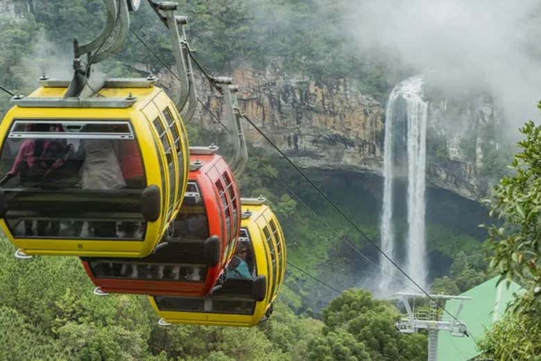 Admire the Caracol Falls from the cable car