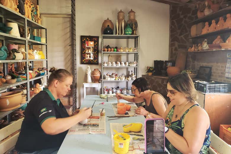 Pintando um tamanco em Sítio Santo Antônio