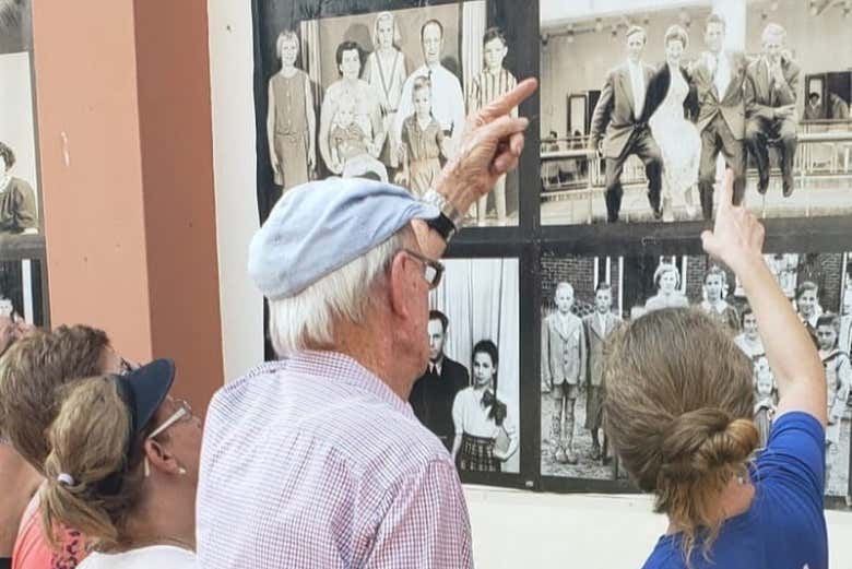 Observando fotos antigas no museu