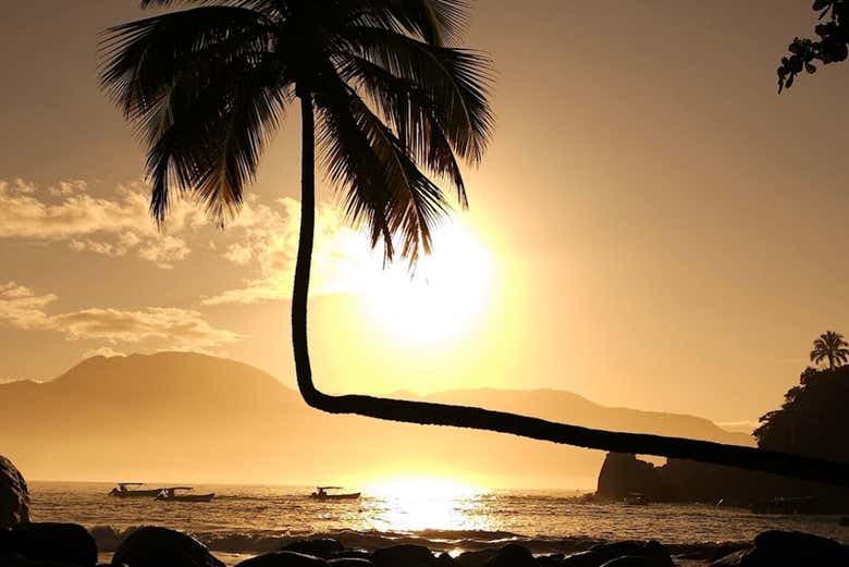 Praia Aventureiro ao entardecer