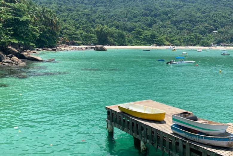Píer na praia Aventureiro