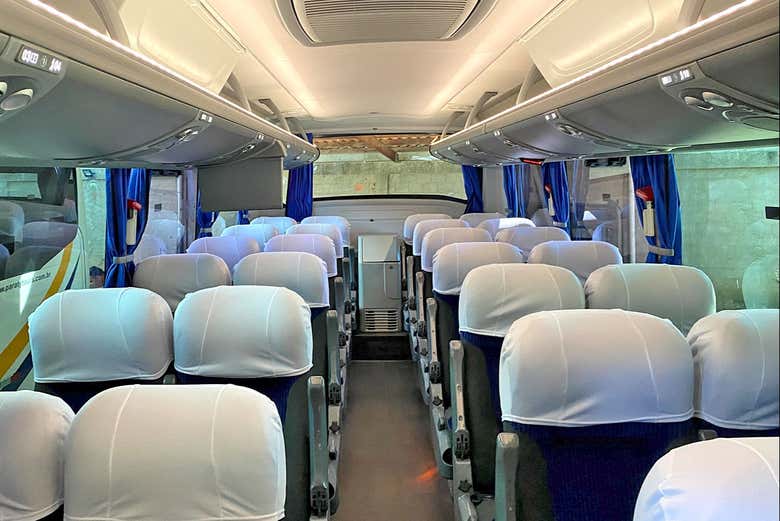 Interior do veículo do transfer
