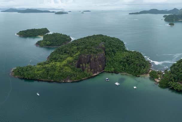 Un'isola dalla lussureggiante vegetazione