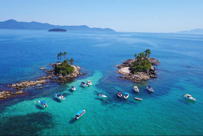 Anchor at the crystal-clear waters of the Botinas Islands