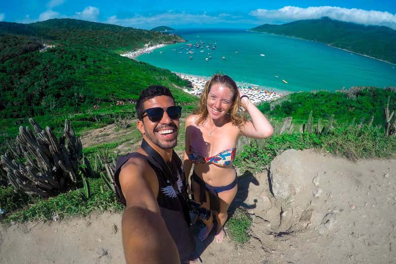 Una pareja disfrutando de Arraial do Cabo