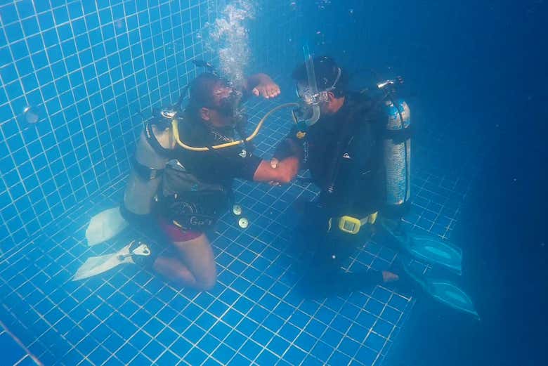 Aluno e professor no curso NAUI Open Water em Ilhabela