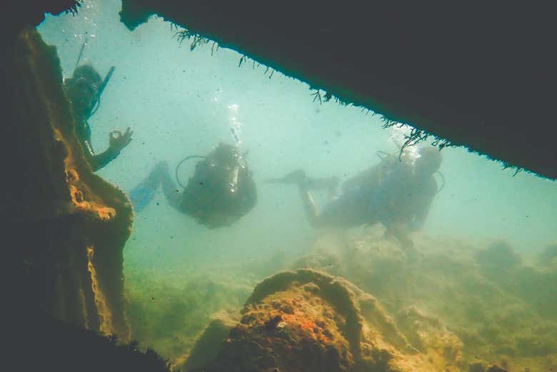 Exploring the sunken ship